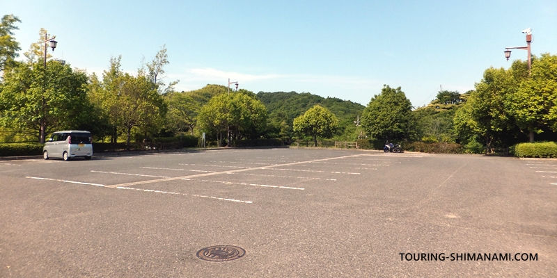 【写真】因島運動公園の駐車場：管理棟の目の前にある第2駐車場が広い