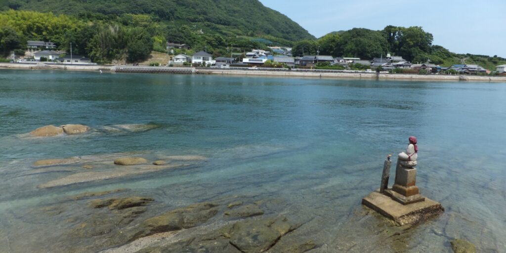 【写真】生口島の景色スポット：亀の首岩と海に浮かぶお地蔵様