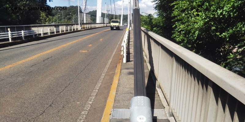 【写真】尾道～向島の渡船：尾道大橋の歩道と路肩の状況