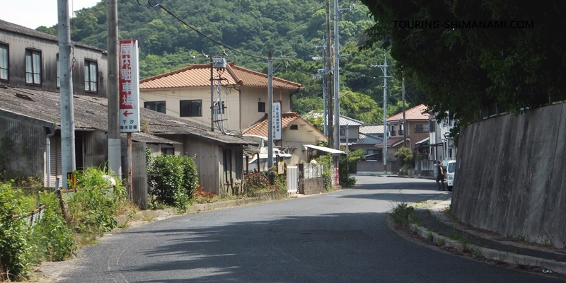 【写真】向島の外周コース：干汐海水浴場が栄えていたころの看板が多数