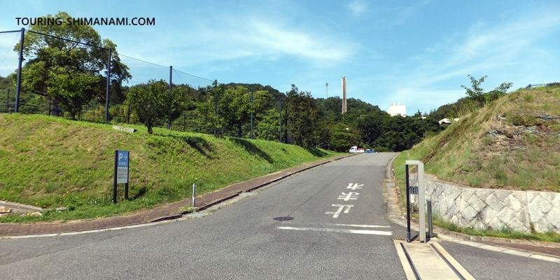 【写真】向島運動公園駐車場：門を入って右手の坂道は第2駐車場へ