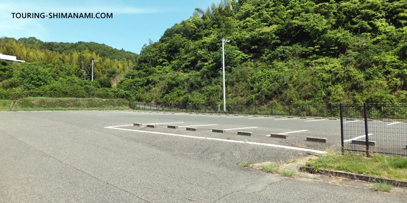 【写真】向島運動公園駐車場：大型バスと普通車40台程度の駐車スペース