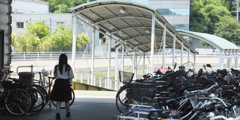 【写真】尾道駅前渡船：駐輪場はパンパンで学生の利用も多い