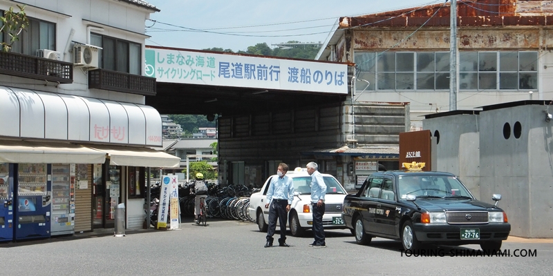 【写真】尾道駅前渡船：渡船乗り場にはタクシーも待機していることが多い