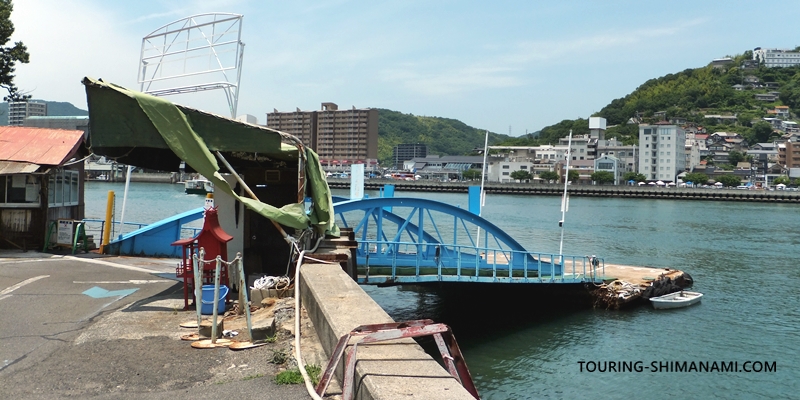 【写真】福本渡船：小歌島の福山渡船乗り場の青い桟橋