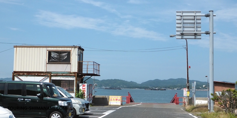 【写真】向島・歌港の桟橋とプレハブの待合所