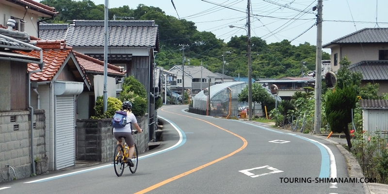 【写真】因島西側の外周コース：ワインディングの住宅街の道を進む