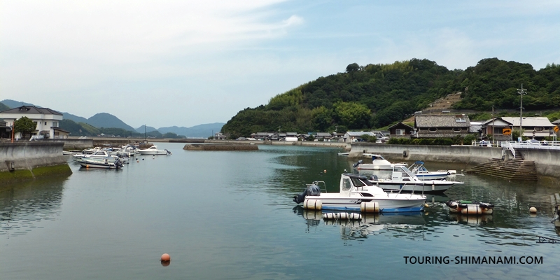 【写真】因島西側の外周コース：重井の入り江に浮かぶボートや漁船