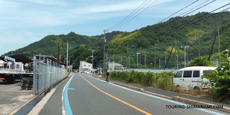 【写真】因島西側の外周コース：ブルーラインに沿って市街地を通過