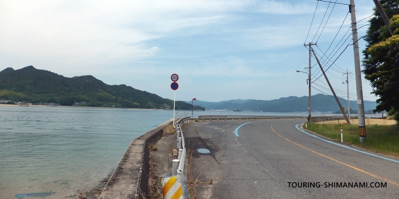 【写真】因島西側の外周コース：佐木島の見える海沿いの好景観区間