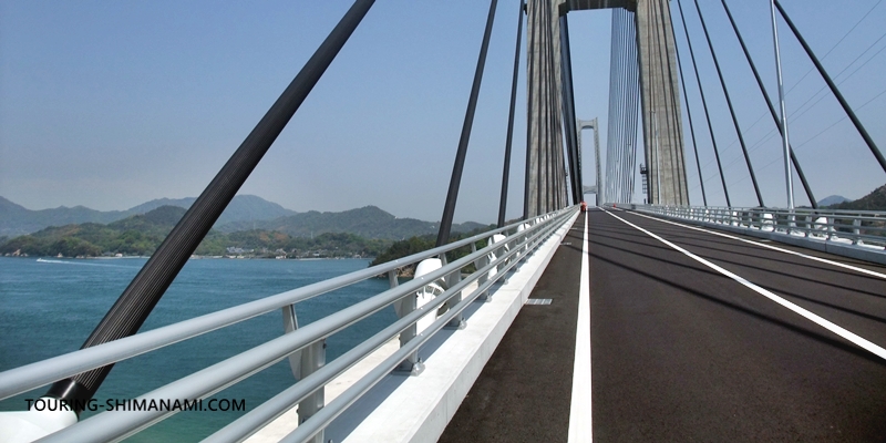 【写真】原付バイクと船で行く：ゆめしま海道の岩城橋を渡る