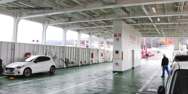 【写真】柳井港~三津浜港のフェリー:防予フェリーの車両甲板と乗用車