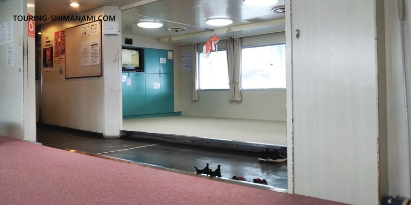 【写真】柳井港~三津浜港のフェリー:防予フェリーの客室(フラットシートエリア)