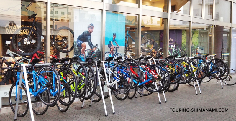 【写真】しまなみ海道のレンタサイクル:Giantストア今治の貸出用自転車と外観