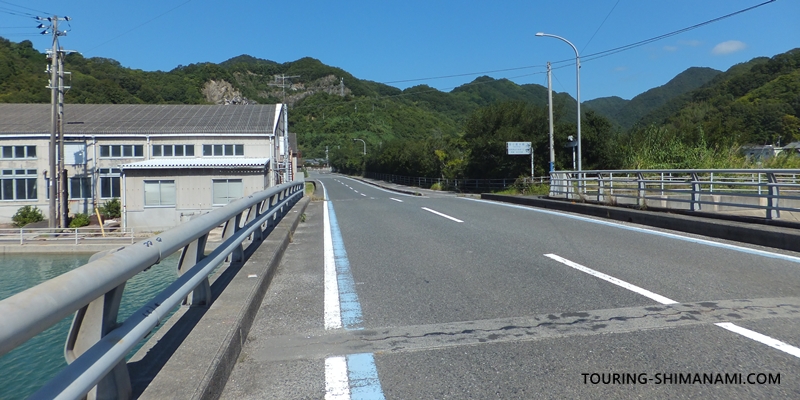 【写真】大三島の外周コース:宮浦本川を渡って島を北上