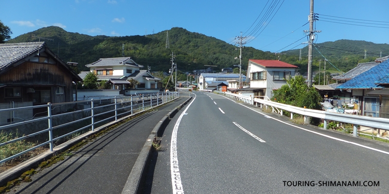【写真】大三島の外周コース:上浦町瀬戸の住宅地を抜ける