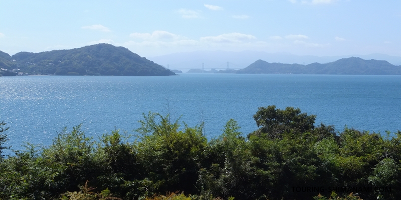 【写真】大三島の外周コース:開けた場所からは来島海峡大橋も