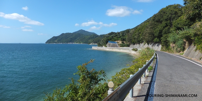 【写真】大三島の外周コース:美しい青の海が近い道路