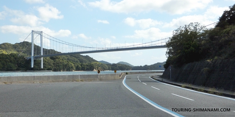 【写真】大島の外周コース:伯方島へと繋がる次の橋が見えてきた